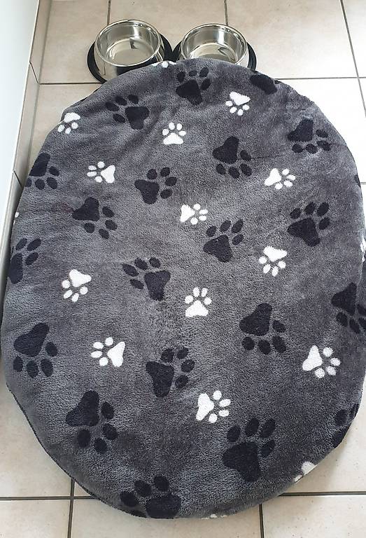 Hundedecke und Fressnapf